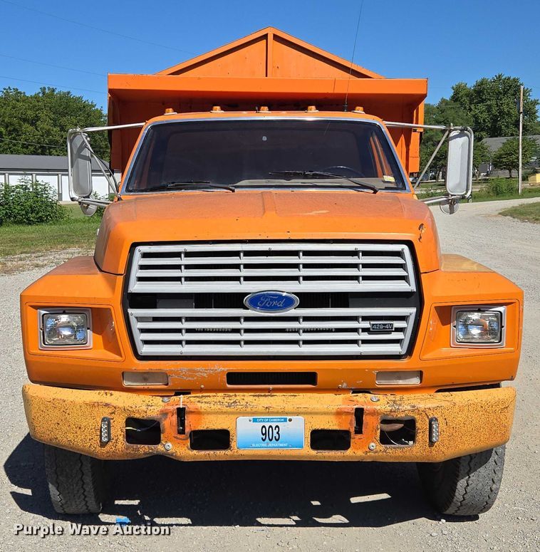 image for item EV1690 1987 Ford F700 dump truck