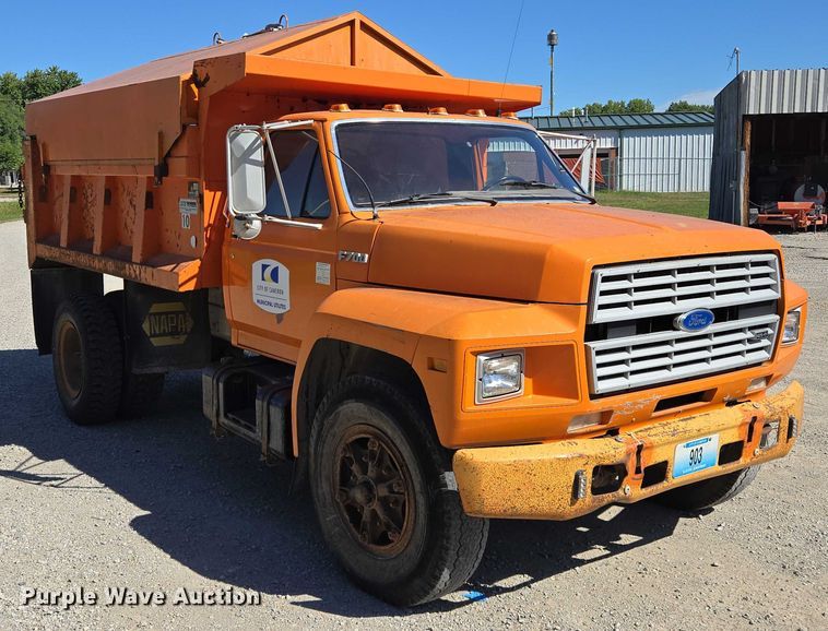 image for item EV1690 1987 Ford F700 dump truck
