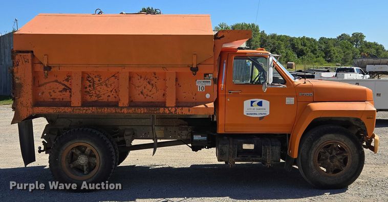 image for item EV1690 1987 Ford F700 dump truck