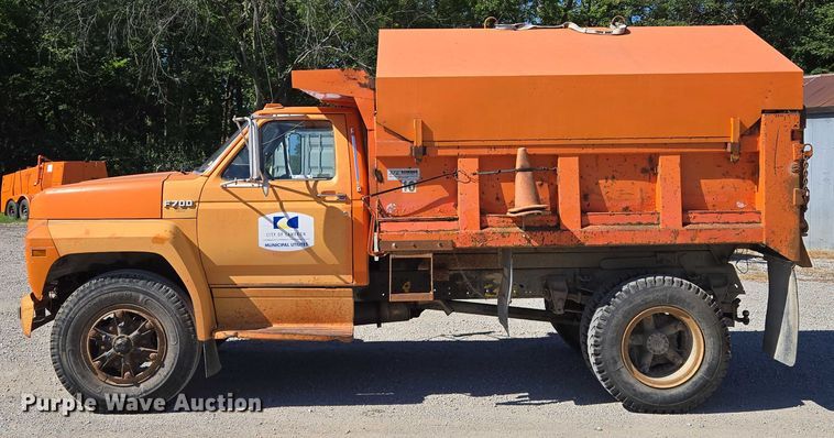 image for item EV1690 1987 Ford F700 dump truck