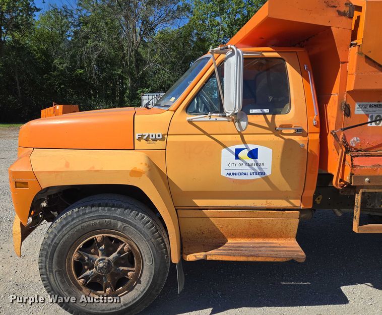 image for item EV1690 1987 Ford F700 dump truck