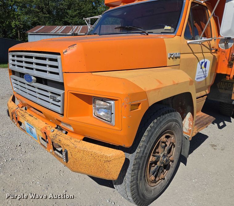image for item EV1690 1987 Ford F700 dump truck