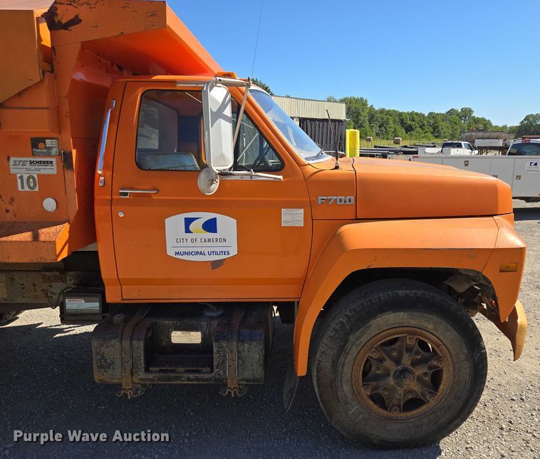 image for item EV1690 1987 Ford F700 dump truck