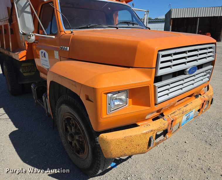 image for item EV1690 1987 Ford F700 dump truck