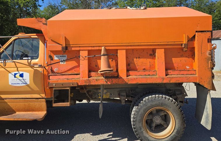 image for item EV1690 1987 Ford F700 dump truck