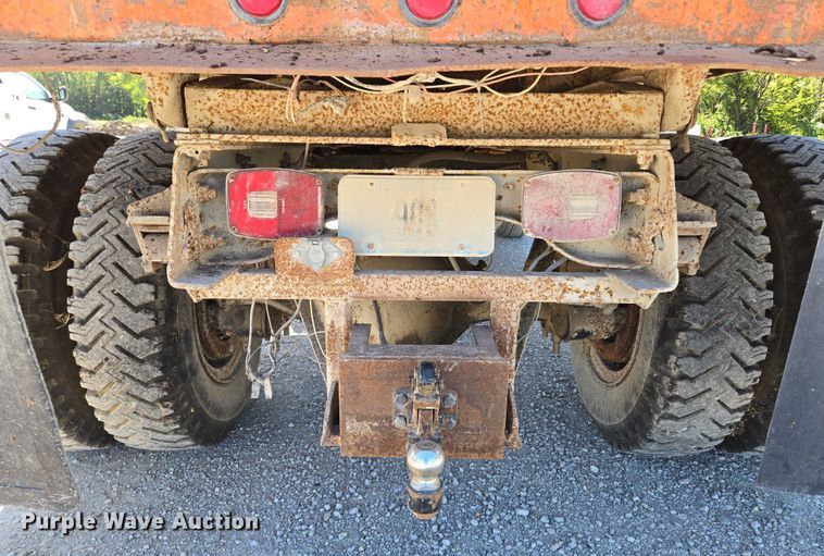 image for item EV1690 1987 Ford F700 dump truck