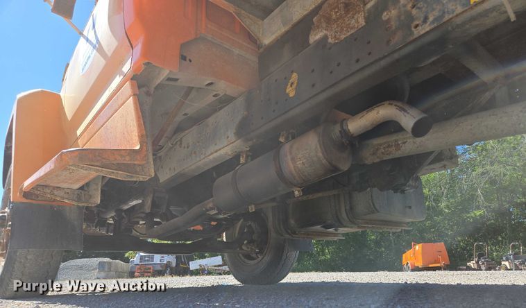 image for item EV1690 1987 Ford F700 dump truck