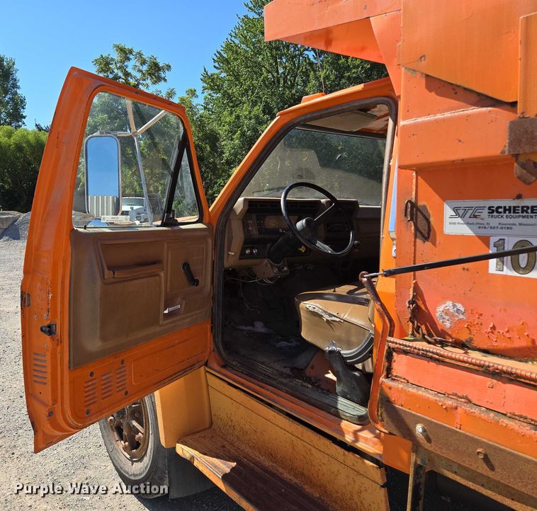 image for item EV1690 1987 Ford F700 dump truck