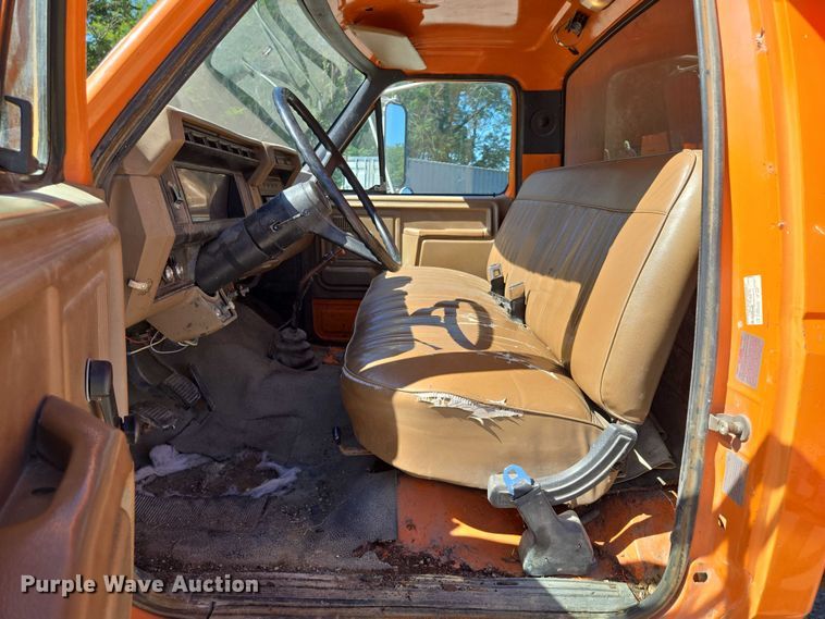 image for item EV1690 1987 Ford F700 dump truck