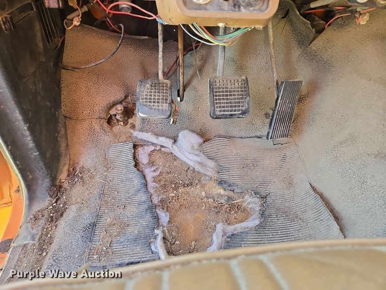 image for item EV1690 1987 Ford F700 dump truck