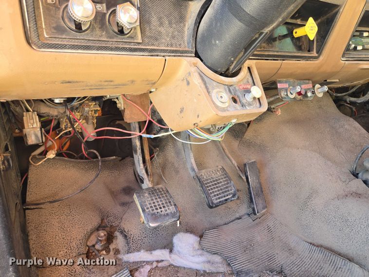 image for item EV1690 1987 Ford F700 dump truck