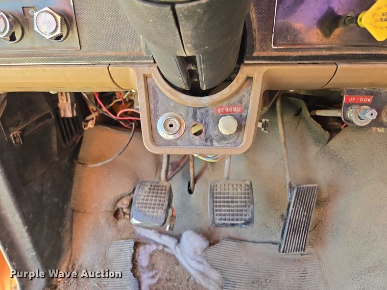 image for item EV1690 1987 Ford F700 dump truck