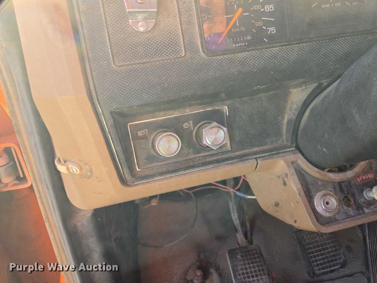 image for item EV1690 1987 Ford F700 dump truck