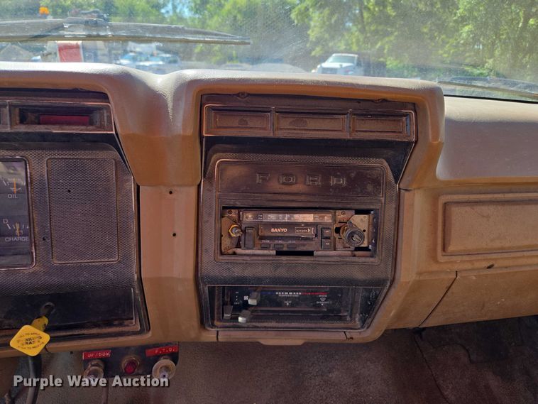 image for item EV1690 1987 Ford F700 dump truck