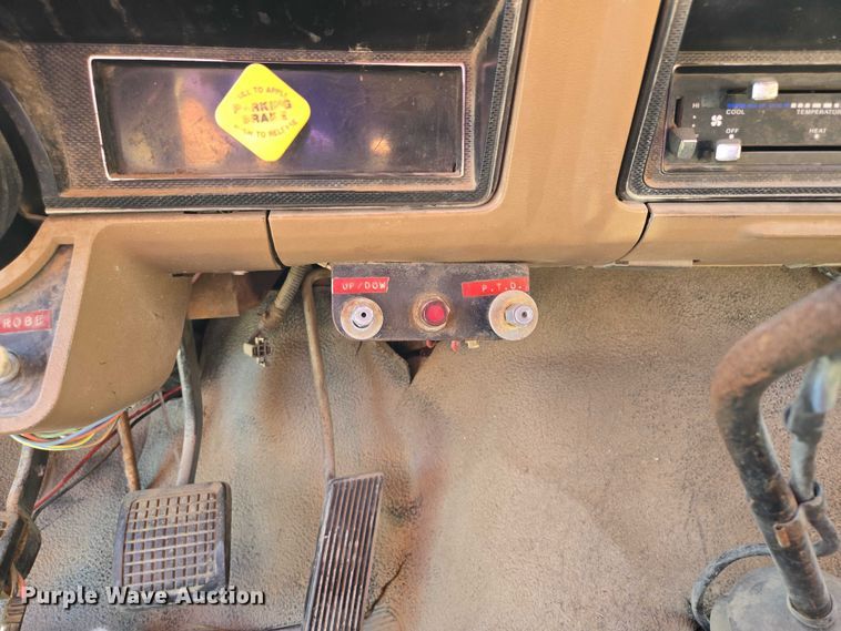 image for item EV1690 1987 Ford F700 dump truck