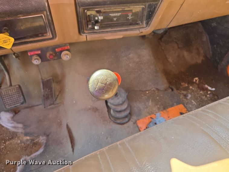 image for item EV1690 1987 Ford F700 dump truck