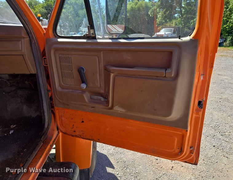 image for item EV1690 1987 Ford F700 dump truck