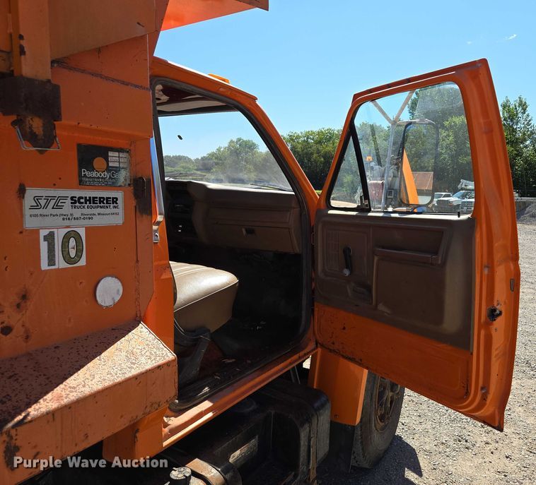 image for item EV1690 1987 Ford F700 dump truck
