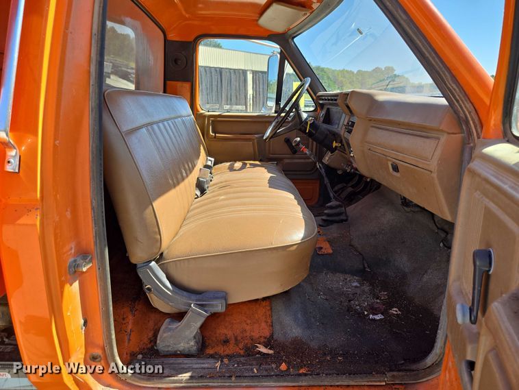 image for item EV1690 1987 Ford F700 dump truck