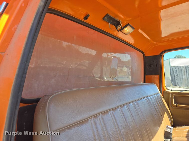 image for item EV1690 1987 Ford F700 dump truck