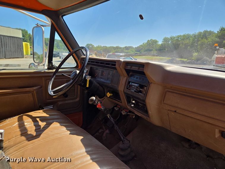 image for item EV1690 1987 Ford F700 dump truck