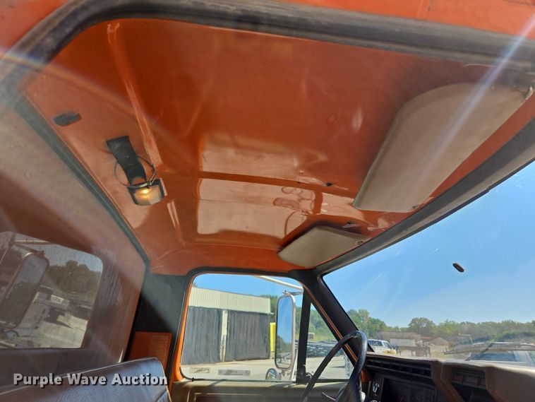 image for item EV1690 1987 Ford F700 dump truck