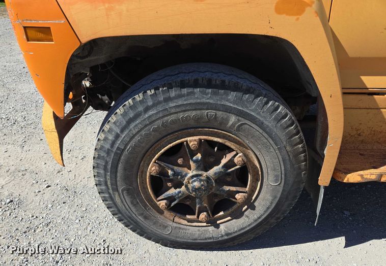 image for item EV1690 1987 Ford F700 dump truck