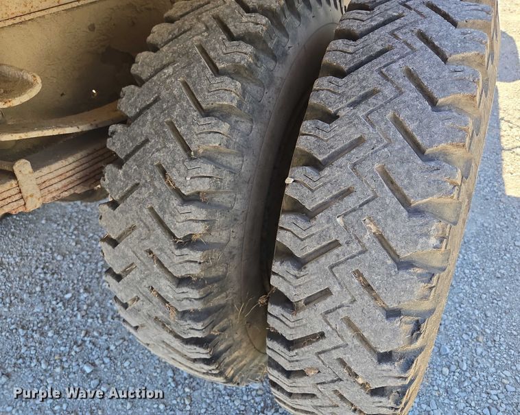 image for item EV1690 1987 Ford F700 dump truck