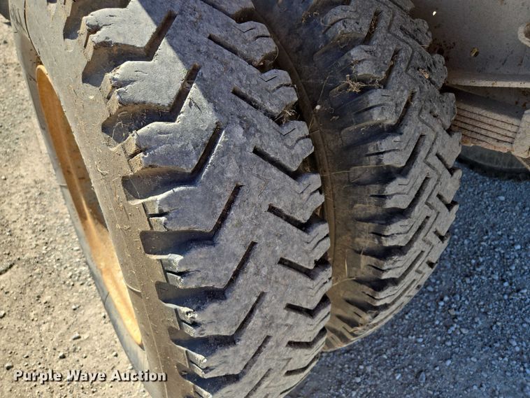 image for item EV1690 1987 Ford F700 dump truck