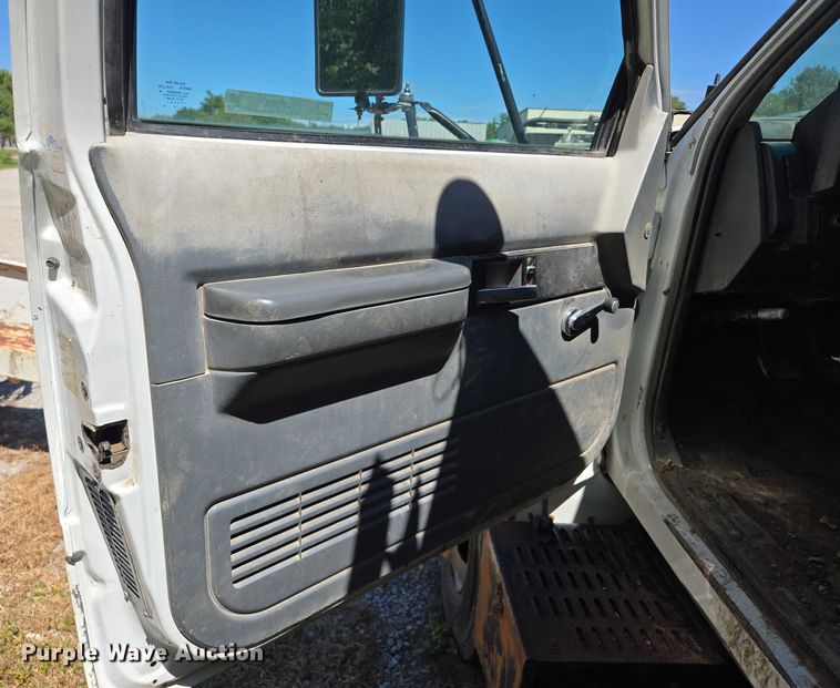 image for item EV1692 2000 Chevrolet C6500 dump truck