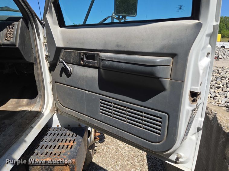 image for item EV1692 2000 Chevrolet C6500 dump truck