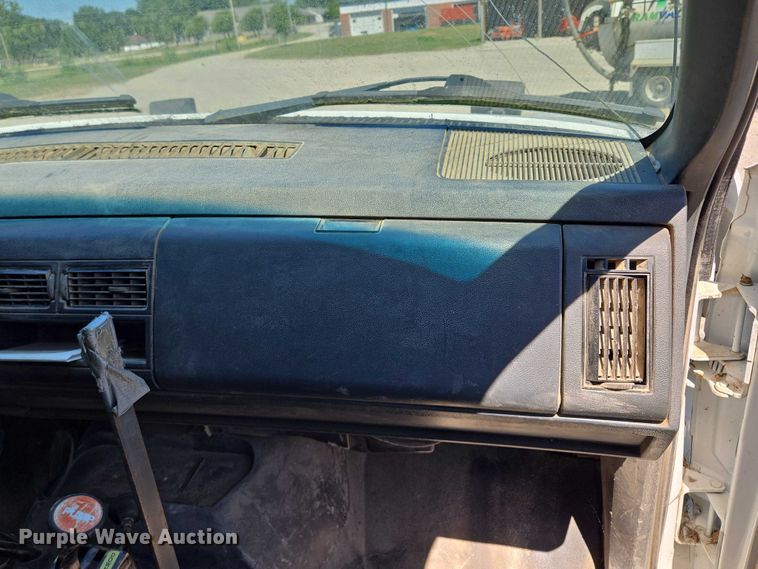 image for item EV1692 2000 Chevrolet C6500 dump truck