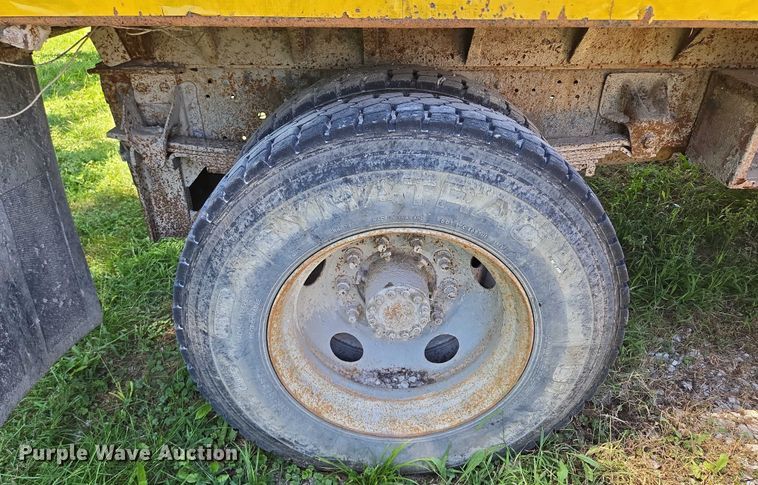 image for item EV1692 2000 Chevrolet C6500 dump truck