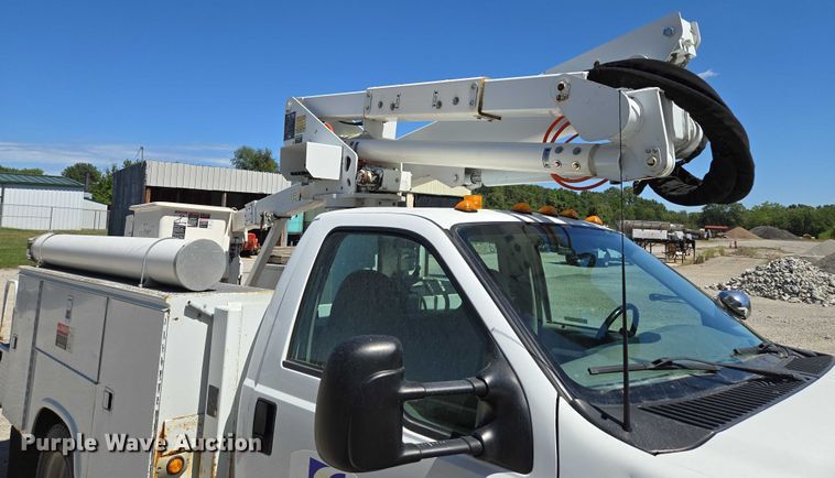image for item EV1694 2001 Ford F550 Super Duty bucket truck