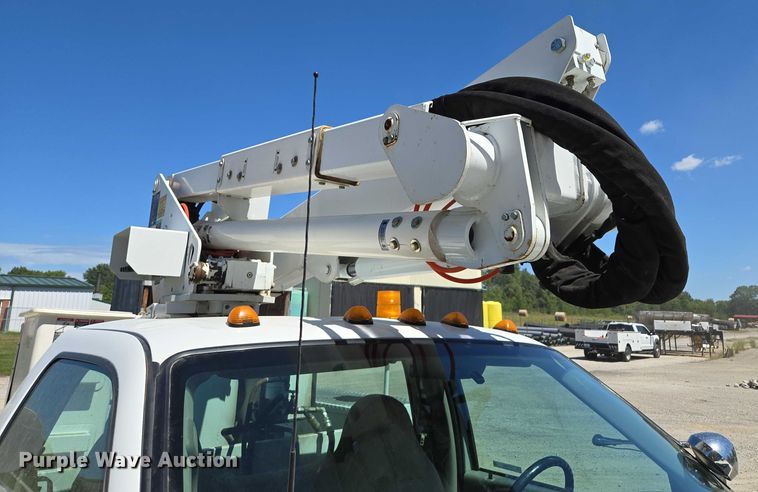 image for item EV1694 2001 Ford F550 Super Duty bucket truck
