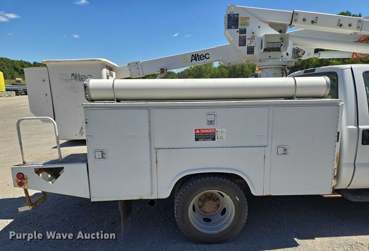 image for item EV1694 2001 Ford F550 Super Duty bucket truck