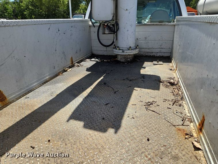 image for item EV1694 2001 Ford F550 Super Duty bucket truck