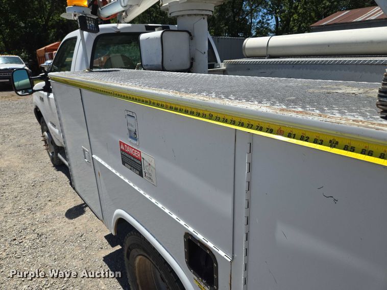 image for item EV1694 2001 Ford F550 Super Duty bucket truck