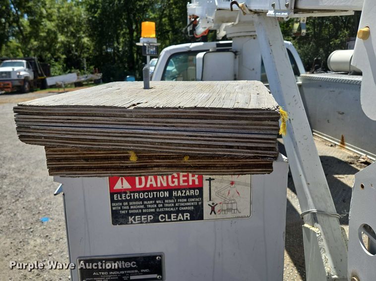 image for item EV1694 2001 Ford F550 Super Duty bucket truck