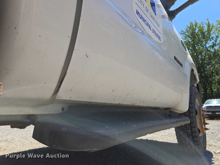 image for item EV1694 2001 Ford F550 Super Duty bucket truck