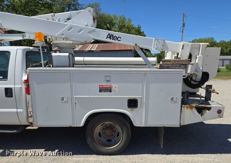 image for item EV1694 2001 Ford F550 Super Duty bucket truck