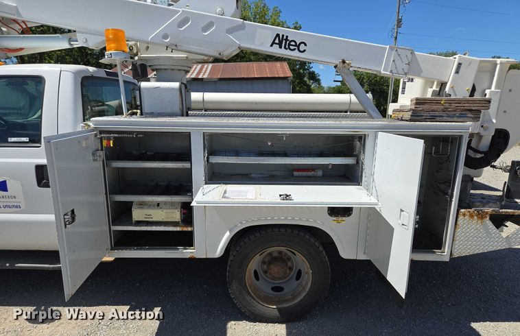 image for item EV1694 2001 Ford F550 Super Duty bucket truck