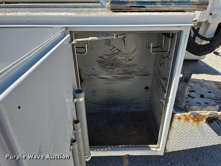 image for item EV1694 2001 Ford F550 Super Duty bucket truck