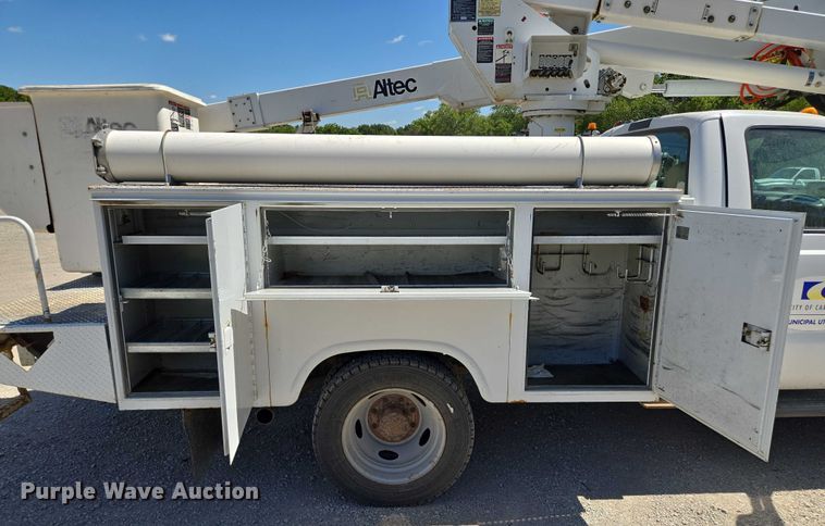 image for item EV1694 2001 Ford F550 Super Duty bucket truck