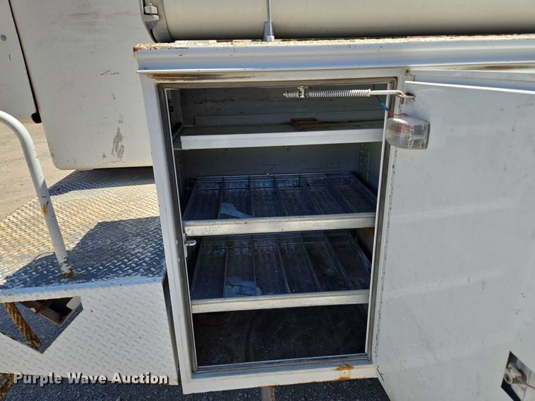 image for item EV1694 2001 Ford F550 Super Duty bucket truck