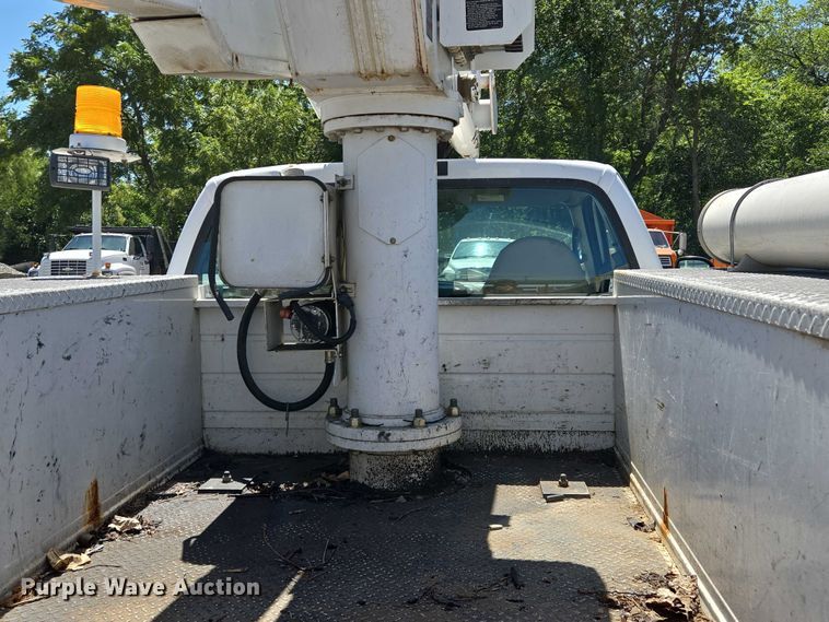 image for item EV1694 2001 Ford F550 Super Duty bucket truck