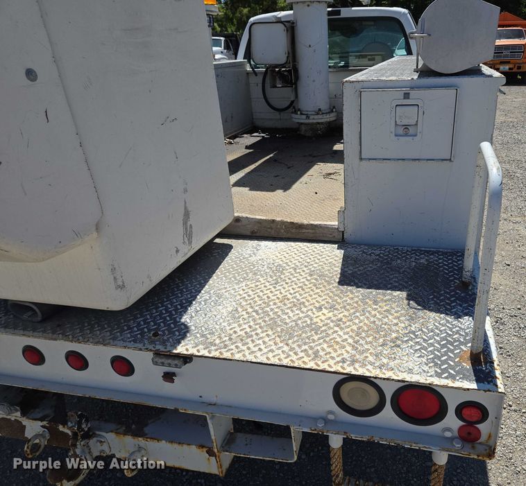 image for item EV1694 2001 Ford F550 Super Duty bucket truck