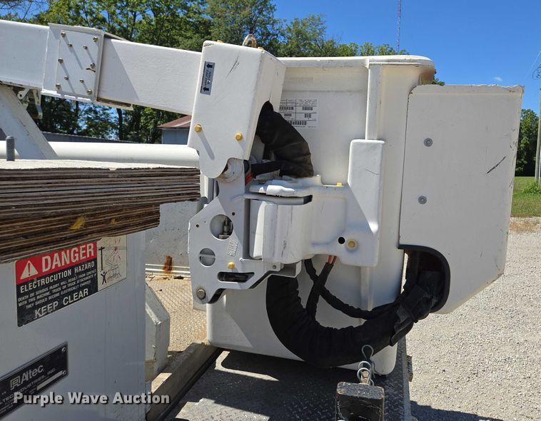 image for item EV1694 2001 Ford F550 Super Duty bucket truck