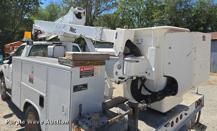 image for item EV1694 2001 Ford F550 Super Duty bucket truck