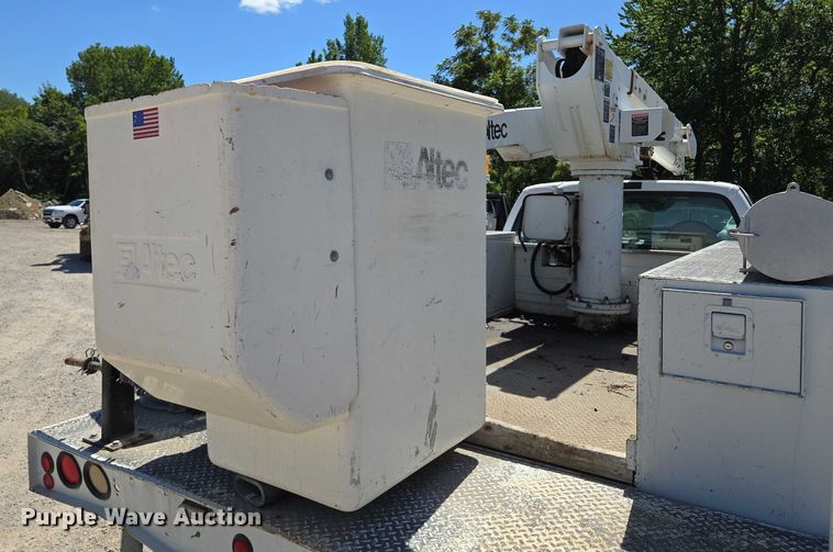 image for item EV1694 2001 Ford F550 Super Duty bucket truck